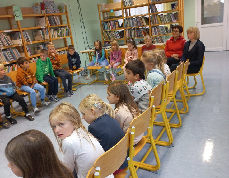 Prvošolci so obiskali šolsko knjižnico