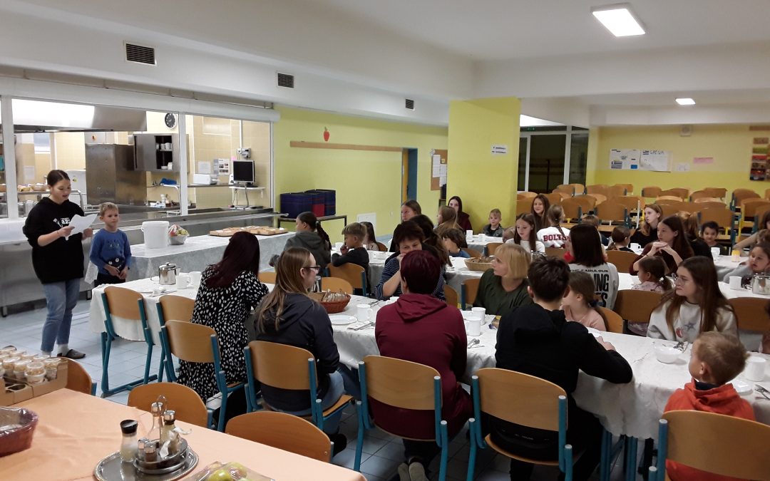 Druženje prvošolcev in devetošolcev na tradicionalnem slovenskem zajtrku
